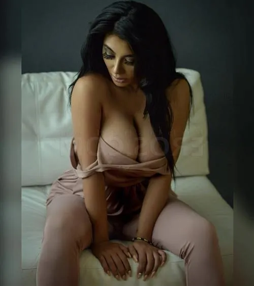 Escort Model Maya Feras, Bordeaux - 7110